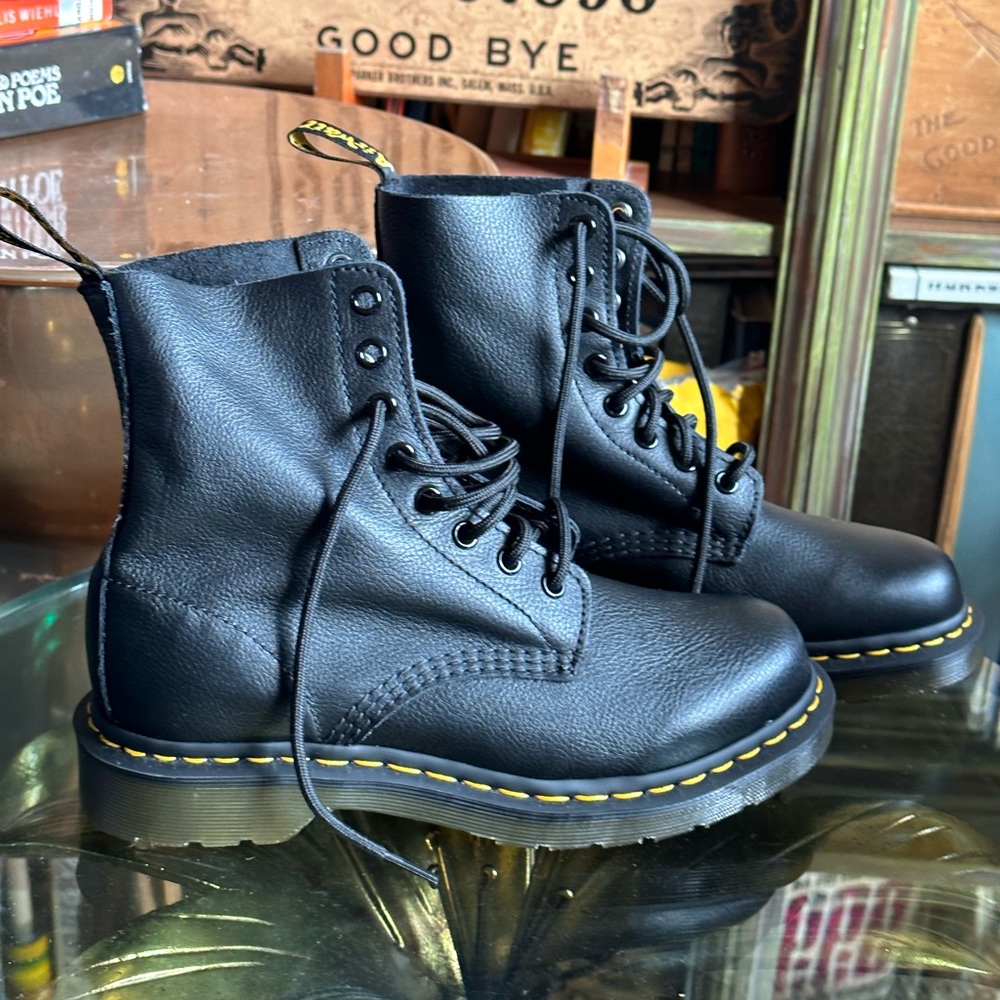 Dr. Martens Black 1460 Pascal Virginia Leather Boots Sz. 6